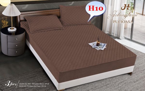 Husa de pat: 160x200+30 cm – Acest model se potrivește perfect pe saltelele de dimensiune standard 160x200 cm și adaugă 30 cm suplimentari pentru un aspect perfect aranjat. 2 fețe de pernă: 50x75 cm – Aceste fețe de pernă sunt ideale pentru a completa setul și pentru a adăuga un plus de confort în dormitorul tău.