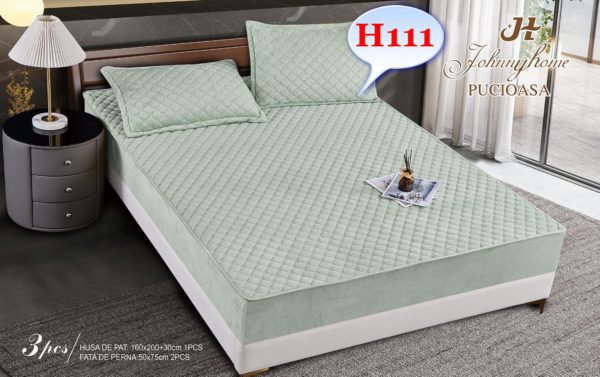 Husa de pat: 160x200+30 cm – Acest model se potrivește perfect pe saltelele de dimensiune standard 160x200 cm și adaugă 30 cm suplimentari pentru un aspect perfect aranjat. 2 fețe de pernă: 50x75 cm – Aceste fețe de pernă sunt ideale pentru a completa setul și pentru a adăuga un plus de confort în dormitorul tău.