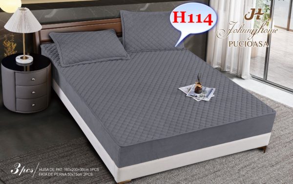 Husa de pat: 160x200+30 cm – Acest model se potrivește perfect pe saltelele de dimensiune standard 160x200 cm și adaugă 30 cm suplimentari pentru un aspect perfect aranjat. 2 fețe de pernă: 50x75 cm – Aceste fețe de pernă sunt ideale pentru a completa setul și pentru a adăuga un plus de confort în dormitorul tău.