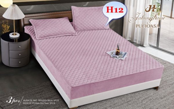 Husa de pat: 160x200+30 cm – Acest model se potrivește perfect pe saltelele de dimensiune standard 160x200 cm și adaugă 30 cm suplimentari pentru un aspect perfect aranjat. 2 fețe de pernă: 50x75 cm – Aceste fețe de pernă sunt ideale pentru a completa setul și pentru a adăuga un plus de confort în dormitorul tău.