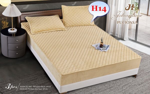 Husa de pat: 160x200+30 cm – Acest model se potrivește perfect pe saltelele de dimensiune standard 160x200 cm și adaugă 30 cm suplimentari pentru un aspect perfect aranjat. 2 fețe de pernă: 50x75 cm – Aceste fețe de pernă sunt ideale pentru a completa setul și pentru a adăuga un plus de confort în dormitorul tău.