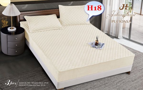 Husa de pat: 160x200+30 cm – Acest model se potrivește perfect pe saltelele de dimensiune standard 160x200 cm și adaugă 30 cm suplimentari pentru un aspect perfect aranjat. 2 fețe de pernă: 50x75 cm – Aceste fețe de pernă sunt ideale pentru a completa setul și pentru a adăuga un plus de confort în dormitorul tău.