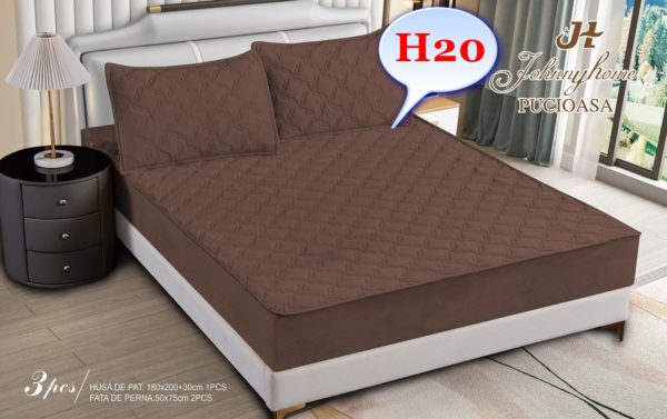 Husa de pat: 160x200+30 cm – Acest model se potrivește perfect pe saltelele de dimensiune standard 160x200 cm și adaugă 30 cm suplimentari pentru un aspect perfect aranjat. 2 fețe de pernă: 50x75 cm – Aceste fețe de pernă sunt ideale pentru a completa setul și pentru a adăuga un plus de confort în dormitorul tău.