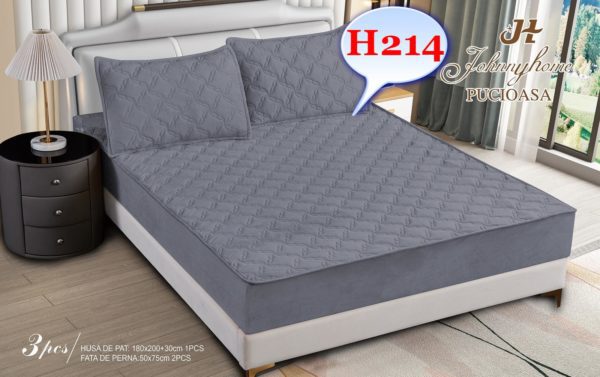 Husa de pat: 160x200+30 cm – Acest model se potrivește perfect pe saltelele de dimensiune standard 160x200 cm și adaugă 30 cm suplimentari pentru un aspect perfect aranjat. 2 fețe de pernă: 50x75 cm – Aceste fețe de pernă sunt ideale pentru a completa setul și pentru a adăuga un plus de confort în dormitorul tău.